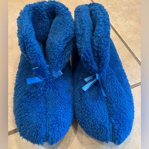 NWOT Never Worn Blue Slippers. Size: XL (9.5 - 10.5)